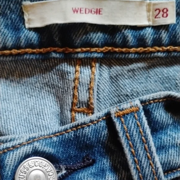 Levi's  Premium Wedgie Style Size 28 Jeans. Can Be Unisex ? Supercute Style/ Fit - Picture 5 of 13